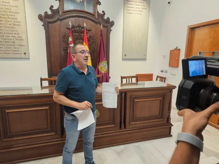 El PSOE cifra en 1,8 millones el gasto de Lorca en vehículos desde 2023