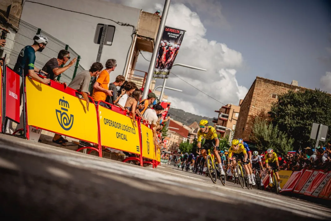 Correos moviliza 400 toneladas para la etapa murciana de La Vuelta entre Cartagena y Lorca