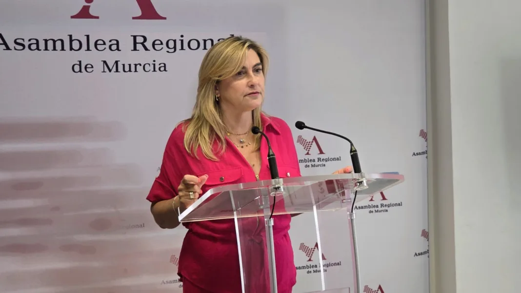 El PSOE acusa al PP de recortar la actividad parlamentaria con apoyo de exdiputados de Vox