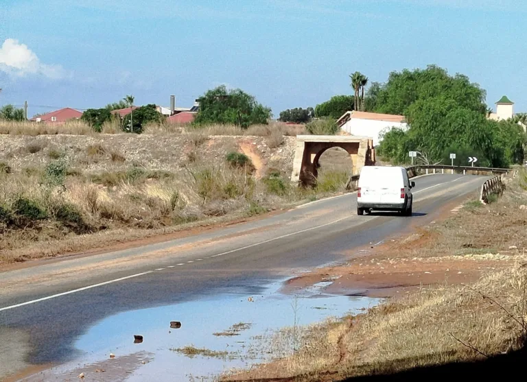 El Camino del Sifón vuelve a inundarse con las obras sin licitar