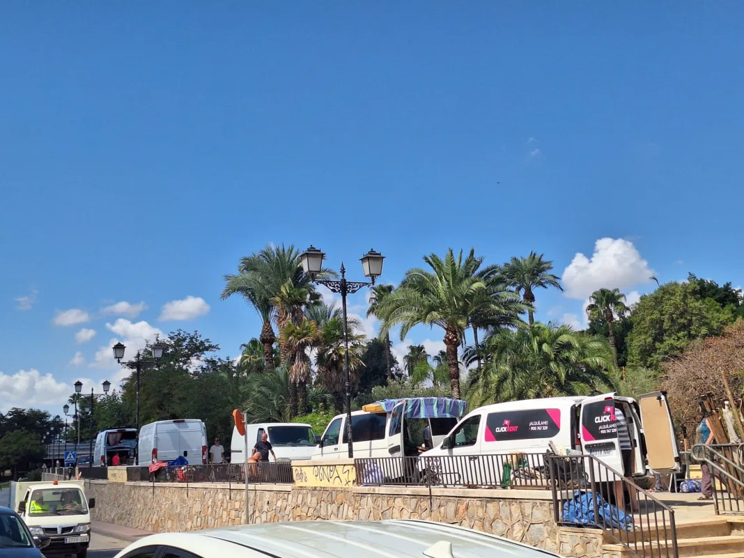 Vecinos denuncian el uso del Malecón como mercadillo y anuncian acciones