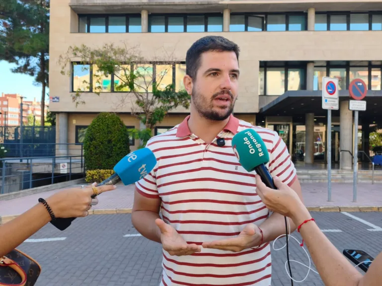 El PSOE acusa a López Miras de mantener caducadas las líneas de autobús desde 2019