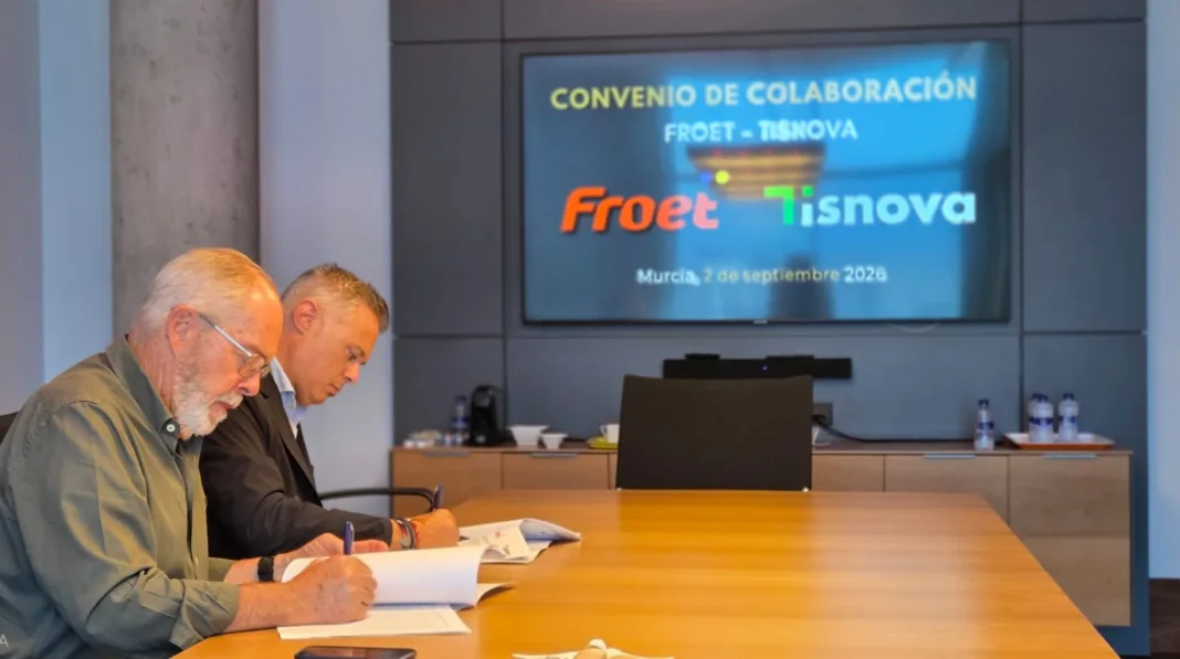 Pérezcarro y Fuster en firma convenio Tisnova 2 (Foto Froet) El transporte por carretera deberá usar el DeCA digital desde el 5 de octubre.