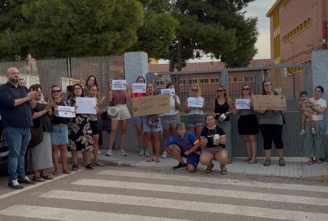 El PSOE denuncia aulas sin climatizar tras suspenderse clases en el colegio Azorín