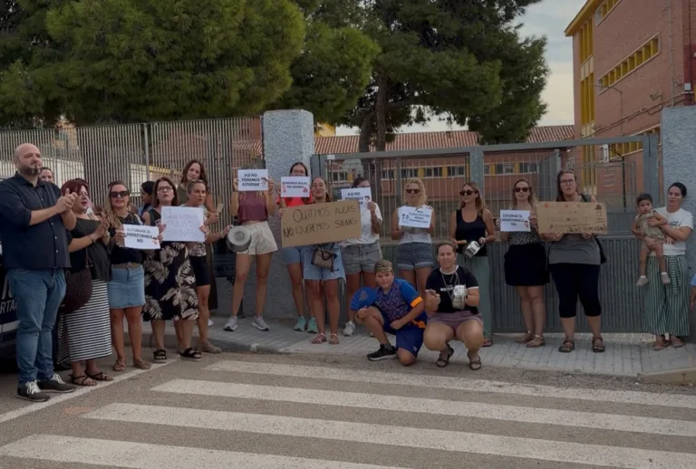 El PSOE denuncia aulas sin climatizar tras suspenderse clases en el colegio Azorín