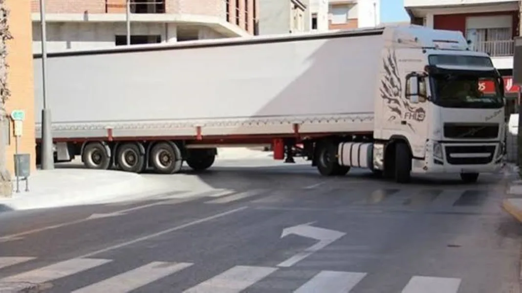 Trailer atravesando el casco urbano debido a la falta de comunicaciones (002) Beniel exige financiación y fechas para prolongar la RM-1 desde Zeneta hacia el municipio