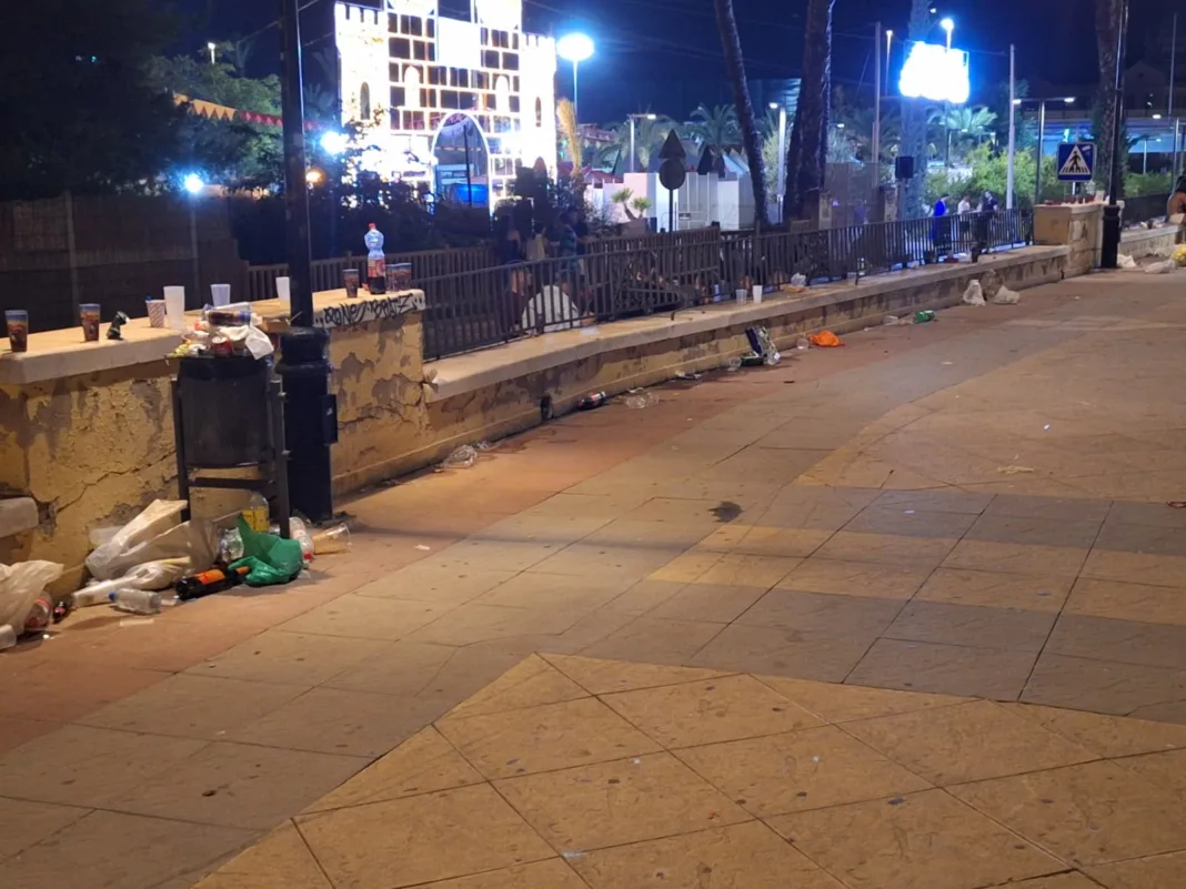 Vecinos denuncian un macro botellón en el Malecón y exigen más vigilancia