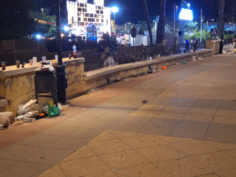 Vecinos denuncian un macro botellón en el Malecón y exigen más vigilancia