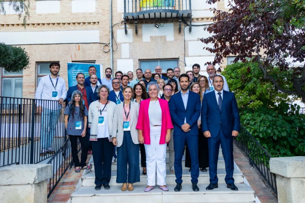 Foto de familia_IEncuentroGestoresSitiosArteRupestre (002) Calasparra reúne a gestores de Altamira, Lascaux y Chauvet para acercar el arte rupestre