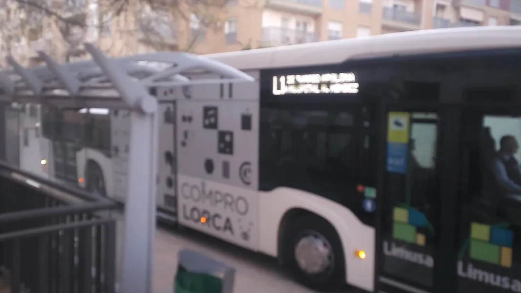 El PSOE reclama refuerzos ante las quejas por autobuses abarrotados y sin climatización en Lorca