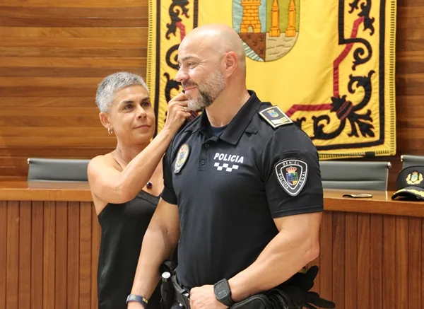La alcaldesa impone los distintivos de inspector a Velasco Francisco Velasco toma posesión como inspector jefe de la Policía Local de Beniel