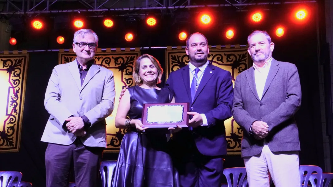 PREMIO ALKAZAR 2026 LOS ALCÁZARES (2) Los Alcázares distingue a la asociación contra el cáncer y al comandante Ortiz