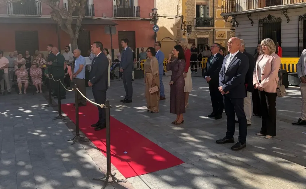 Mula homenajea a la bandera de España y a la Guardia Civil el 12 de octubre
