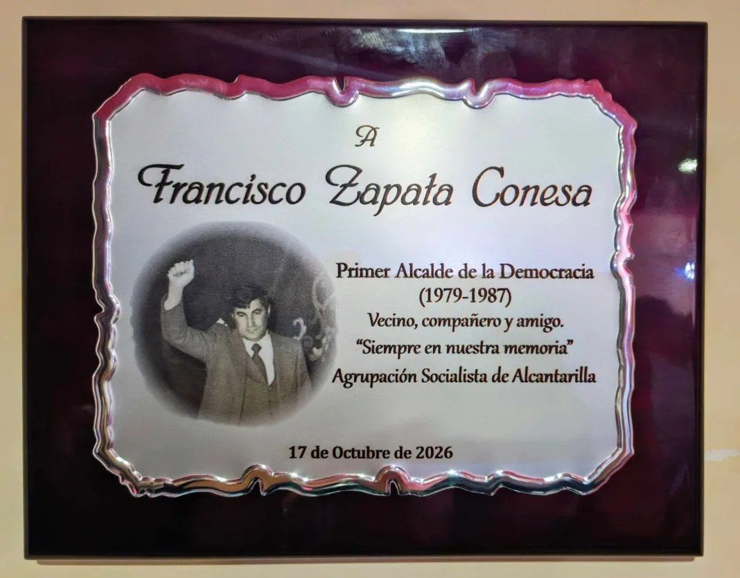 foto placa homenaje 2 Alcantarilla homenajea a Paco Zapata, su primer alcalde democrático, con recuerdos de vecinos y compañeros